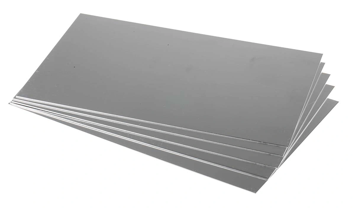 A cleanroom wall using aluminum panel extrusions