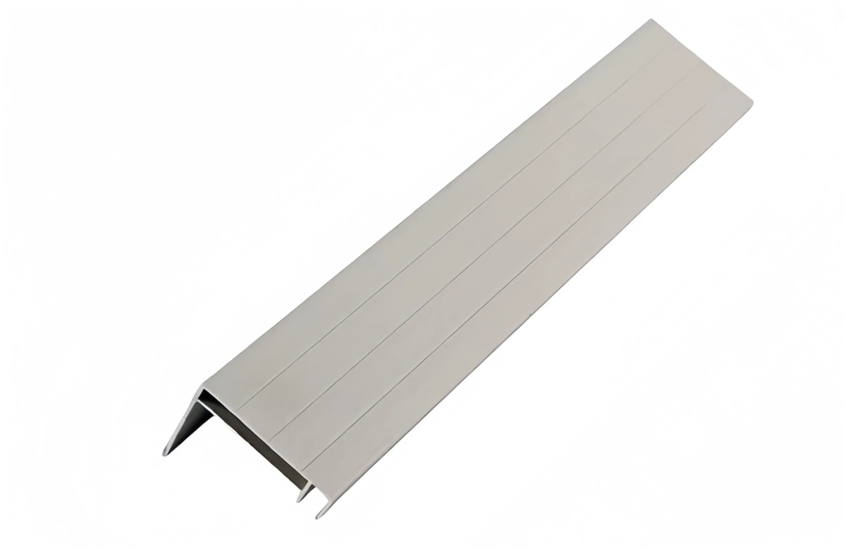 Wall protected by an aluminum corner extrusion